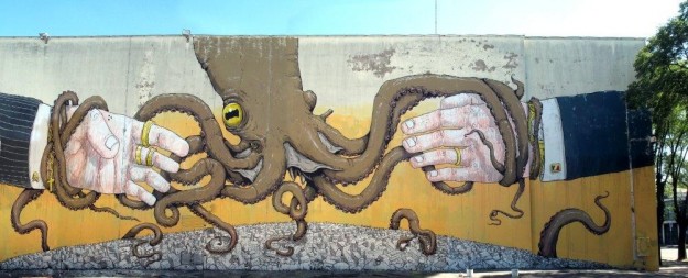 graffito-mani-strette-ai-tentacoli-di-un-polpo