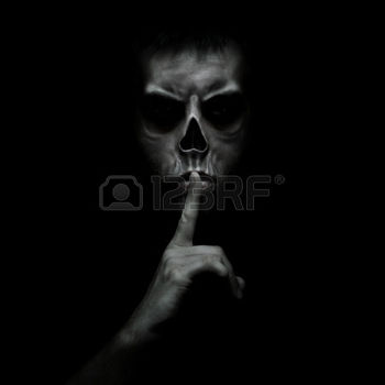 33822336-mal-silencio-gesticulando-hombre-tranquilo-aislado-en-fondo-negro